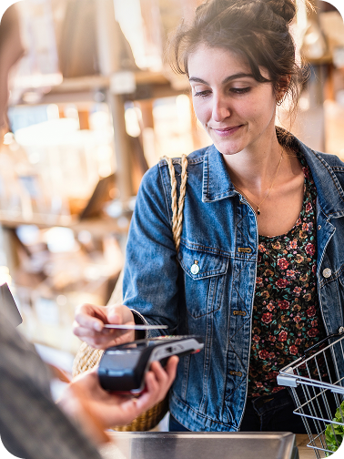 Pagamento contactless com cartão em terminal de pagamentos