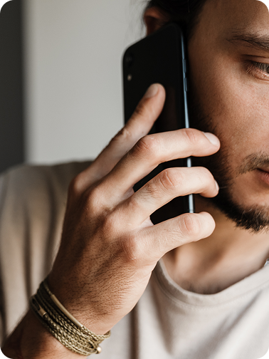 Figura masculina a falar ao telemóvel