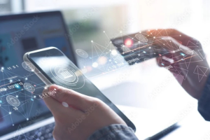 Imagem de portátil, telemóvel e cartão de pagamentos seguros