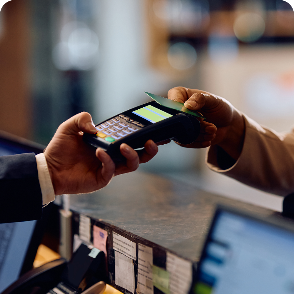 Pormenor de pagamento contactless com cartão em terminal de pagamento