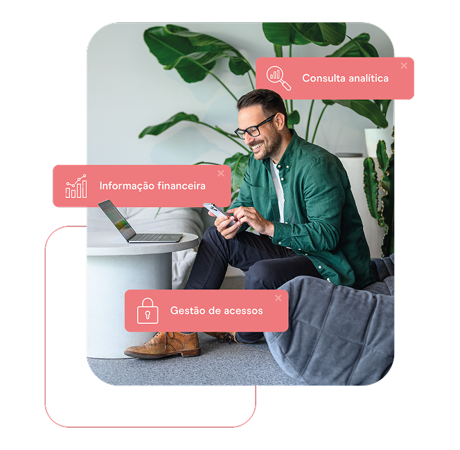 Comerciante a consultar área do cliente através do telemóvel e portátil