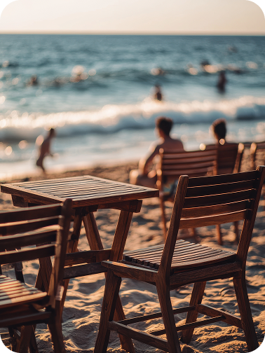 Pormenor de mesa e cadeiras na praia